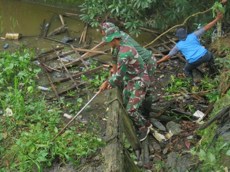Personil Kodim 1010/Tapin saat turun lakukan pembersihan sungai di Rantau Kiwa, Tapin Utara.